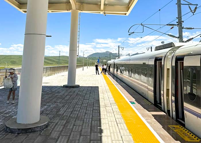 lanzhou-xinjiang-high-speed-train1