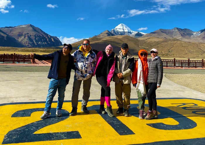 tourists-kailash